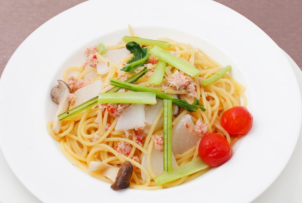 信濃町 白ワイン香るカニと冬野菜のパスタ