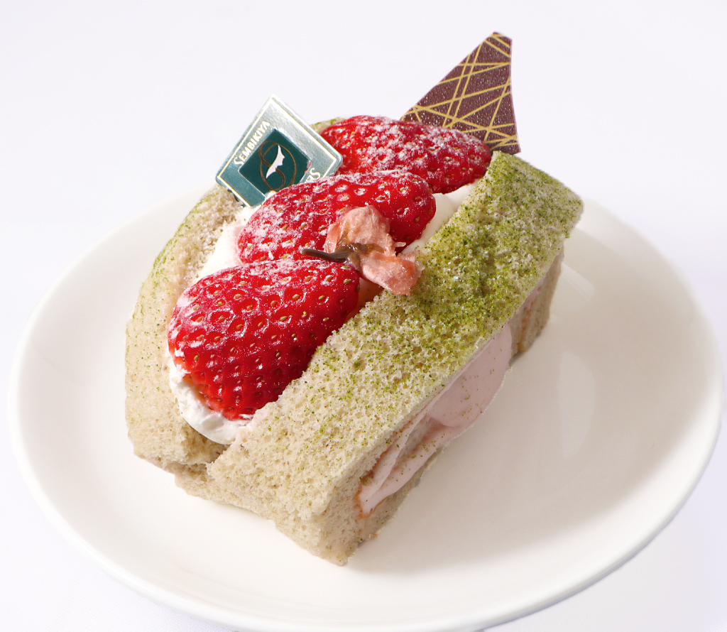 苺の桜ロールケーキ
