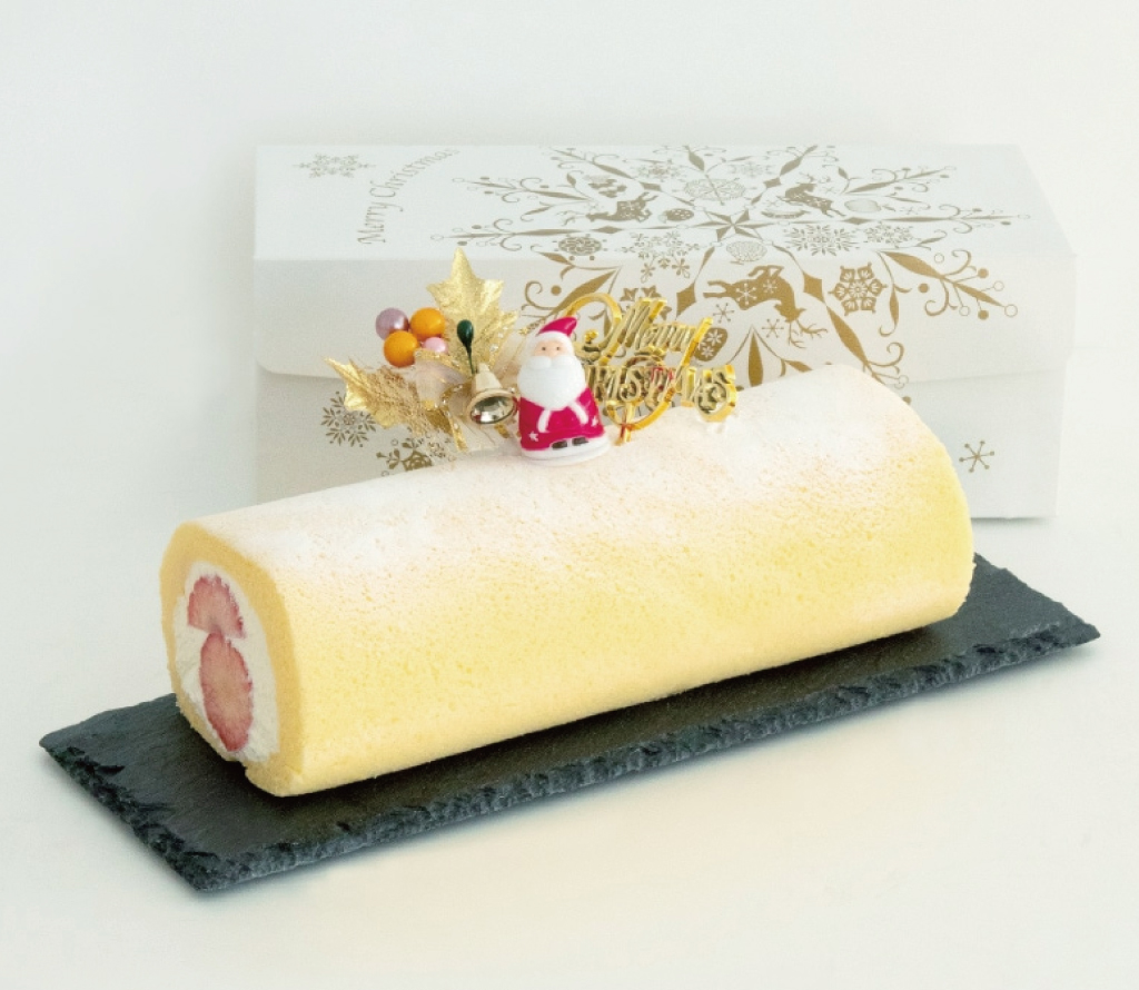 christmas_roll_with_strawberries_as_the_star2024_new