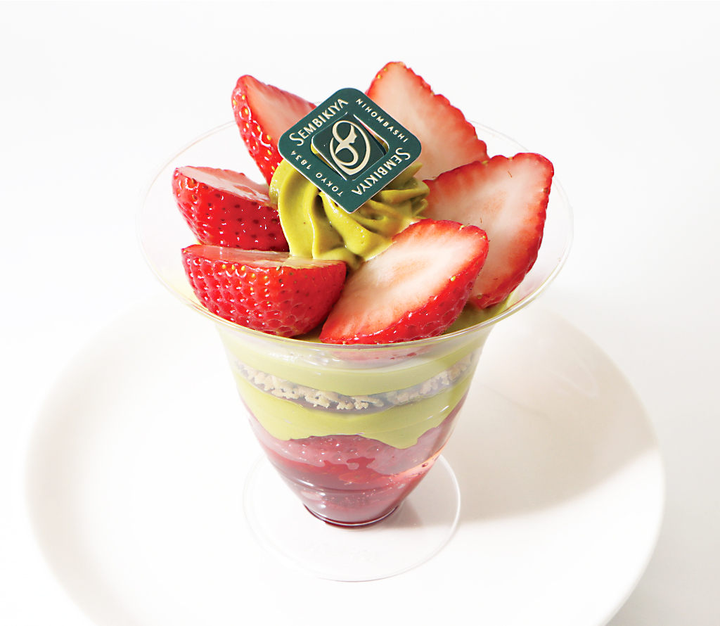 ピスタチオとストロベリーのパフェ