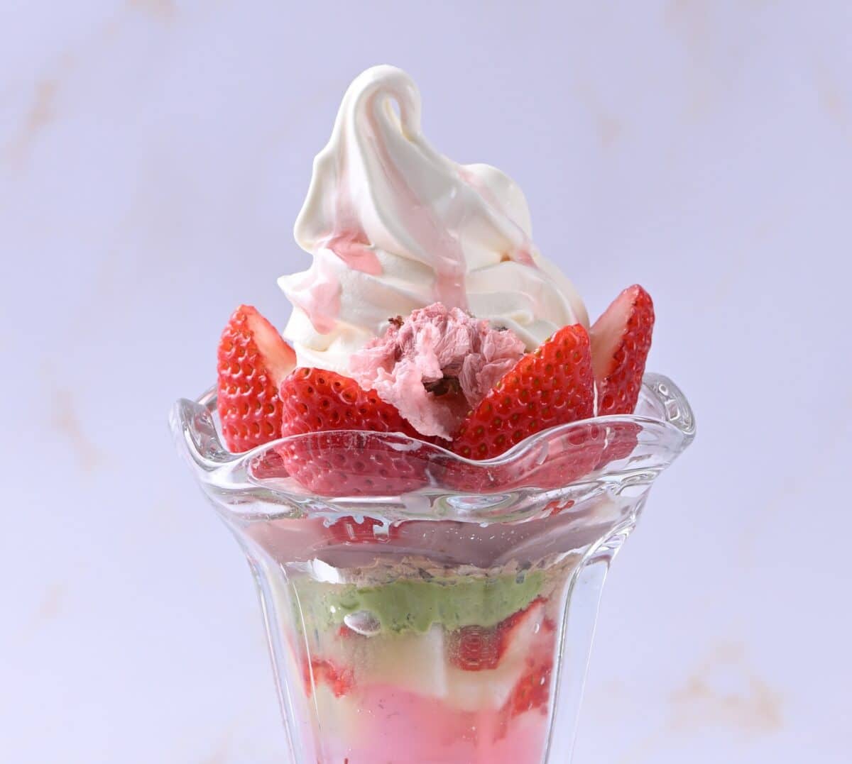 桜ストロベリーソフトクリームパフェ